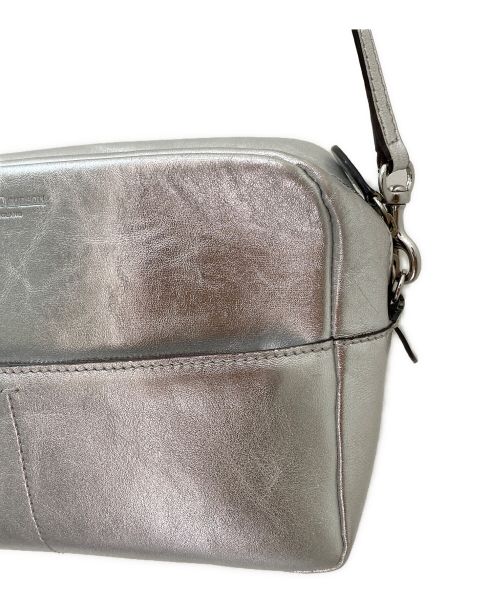 J&M DAVIDSON（ジェイ＆エム デヴィッドソン）J&M DAVIDSON (ジェイ＆エム デヴィッドソン) GABBYショルダーバッグ シルバー サイズ:-の古着・服飾アイテム