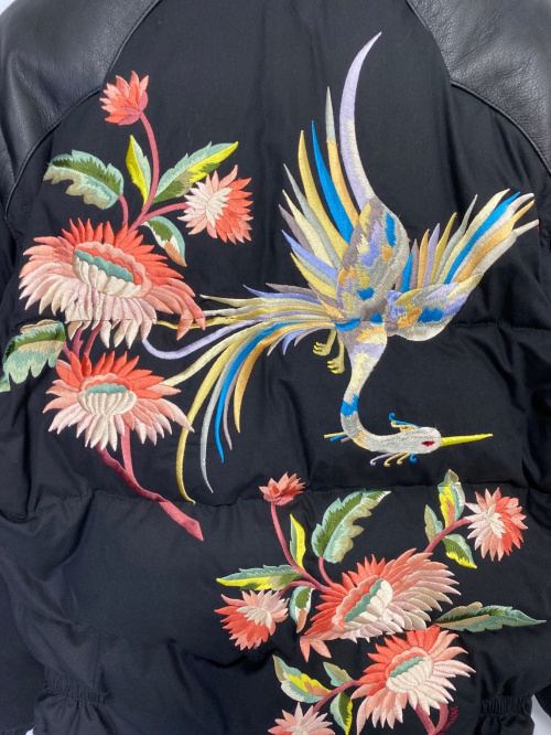 GUCCI（グッチ）GUCCI (グッチ) ヨークレザーバック刺繍ダウンジャケット ブラック サイズ:44の古着・服飾アイテム