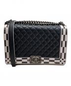 CHANELシャネル）の古着「チェッカーボードトリムバッグ」｜ブラック×ホワイト