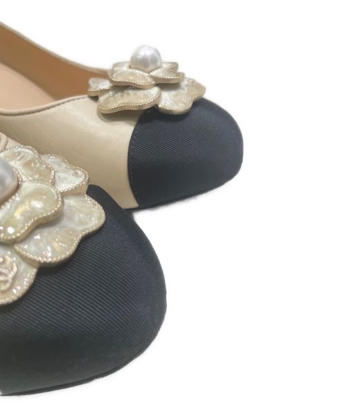 CHANEL（シャネル）CHANEL (シャネル) カメリアパンプス ブラック×ベージュ サイズ:37の古着・服飾アイテム