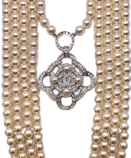 CHANEL（シャネル）CHANEL (シャネル) ファッションパールロゴチャーム5連ネックレスの古着・服飾アイテム
