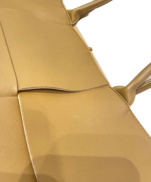 BOTTEGA VENETA（ボッテガベネタ）BOTTEGA VENETA (ボッテガベネタ) ミディアムアルコトートバッグ ブラウン サイズ:ミディアムの古着・服飾アイテム