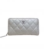 CHANELシャネル）の古着「ラウンドファスナーウォレット」｜シルバー/オーロララメ