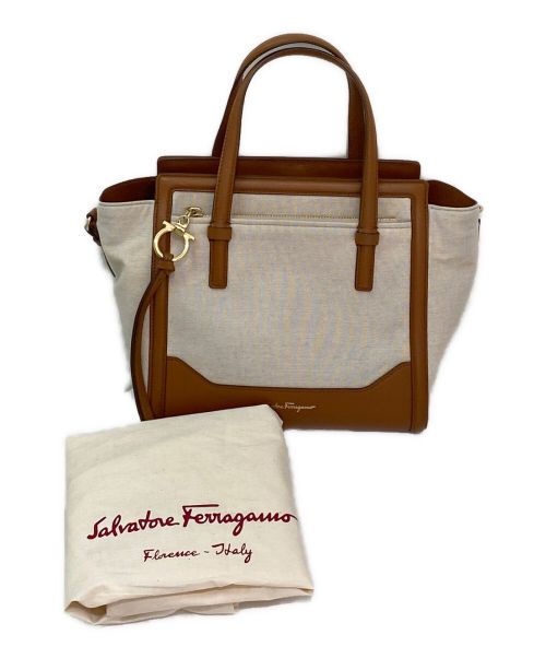Salvatore Ferragamo（サルヴァトーレ フェラガモ）Salvatore Ferragamo (サルヴァトーレ フェラガモ) AMY CANVAS/2WAYキャンバスバッグ ベージュの古着・服飾アイテム
