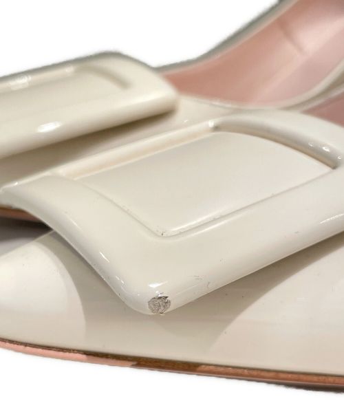Roger Vivier（ロジェ ヴィヴィエ）Roger Vivier (ロジェ ヴィヴィエ) パテントレザーパンプス クリーム サイズ:381/2の古着・服飾アイテム