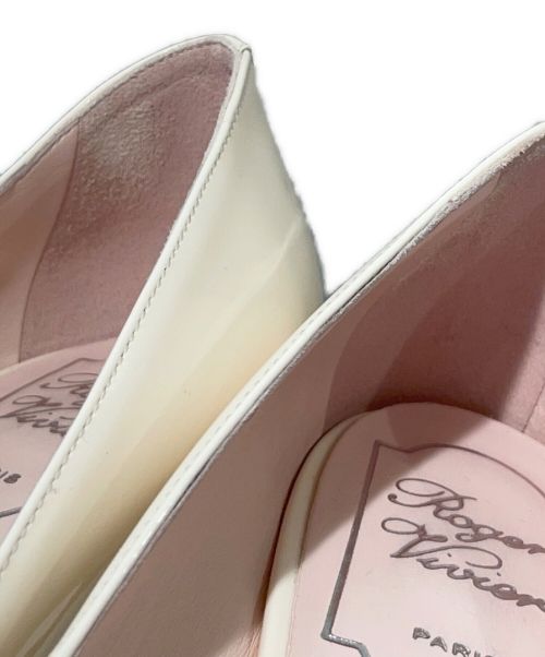 Roger Vivier（ロジェ ヴィヴィエ）Roger Vivier (ロジェ ヴィヴィエ) パテントレザーパンプス クリーム サイズ:381/2の古着・服飾アイテム