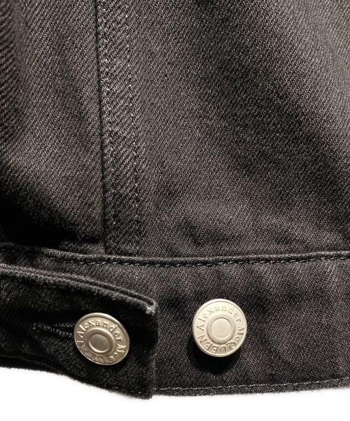 ALEXANDER McQUEEN（アレキサンダーマックイーン）ALEXANDER McQUEEN (アレキサンダーマックイーン) マックイーングラフィティデニムジャケット  ブラック サイズ:50の古着・服飾アイテム