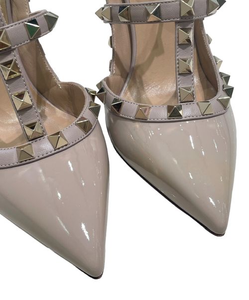 VALENTINO（ヴァレンティノ）VALENTINO (ヴァレンティノ) ロックスタッズ エナメル ストラップパンプス ベージュ サイズ:38の古着・服飾アイテム