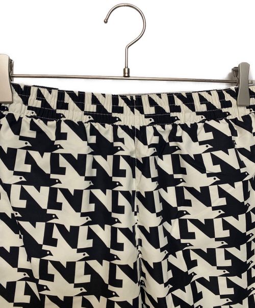 LOUIS VUITTON（ルイ ヴィトン）LOUIS VUITTON (ルイ ヴィトン) Signature Board Swimshorts （シグネチャーボードスイムショーツ) ホワイト×ブラック サイズ:Mの古着・服飾アイテム