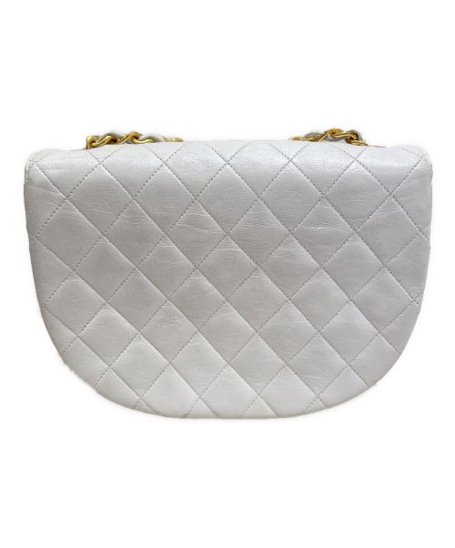 CHANEL（シャネル）CHANEL (シャネル) ハーフムーンマトラッセショルダーバッグ ホワイトの古着・服飾アイテム