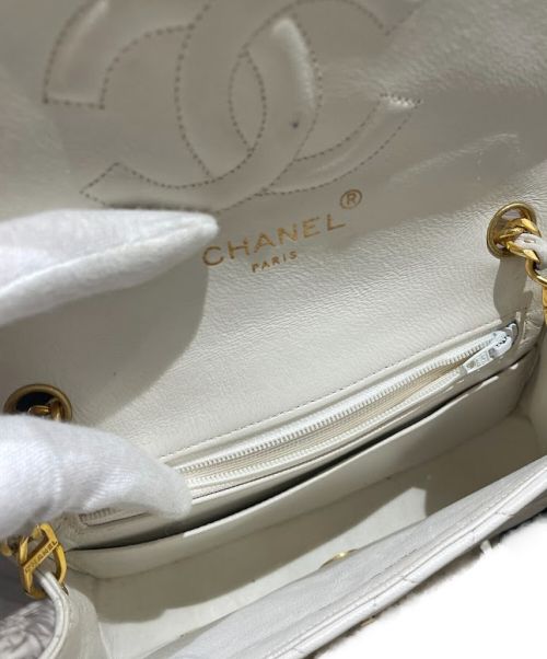 CHANEL（シャネル）CHANEL (シャネル) ハーフムーンマトラッセショルダーバッグ ホワイトの古着・服飾アイテム