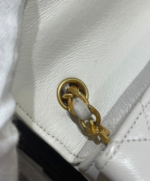 CHANEL（シャネル）CHANEL (シャネル) ハーフムーンマトラッセショルダーバッグ ホワイトの古着・服飾アイテム