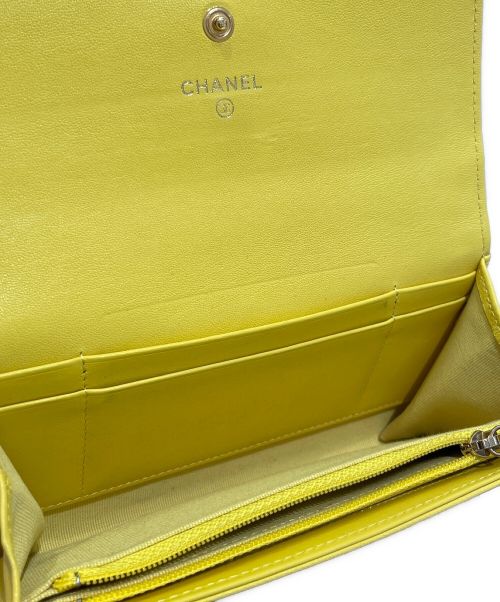 CHANEL（シャネル）CHANEL (シャネル) 2つ折り財布 イエローの古着・服飾アイテム