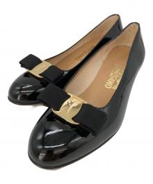 Salvatore Ferragamo（サルヴァトーレ フェラガモ）の古着「エナメルパンプス」｜ブラック