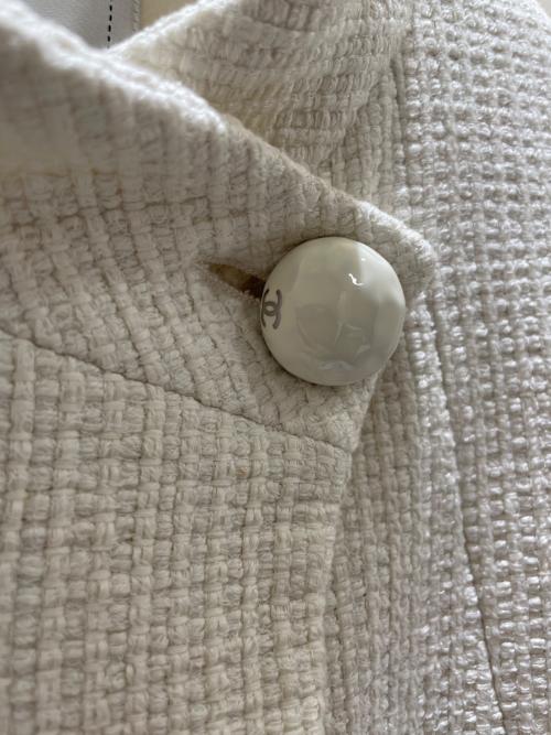 CHANEL（シャネル）CHANEL (シャネル) P51 ツイードココボタン テーラードジャケット ホワイト サイズ:34の古着・服飾アイテム