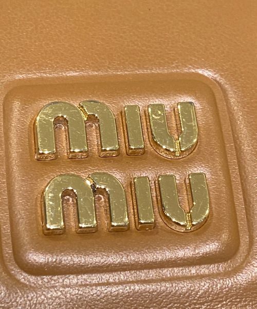 MIU MIU（ミュウミュウ）MIU MIU (ミュウミュウ) ソフティパデッドレザーウォレット キャメルの古着・服飾アイテム
