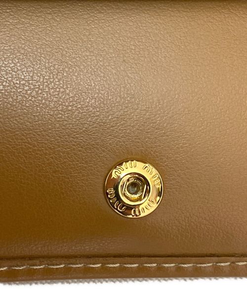 MIU MIU（ミュウミュウ）MIU MIU (ミュウミュウ) ソフティパデッドレザーウォレット キャメルの古着・服飾アイテム