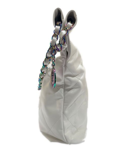 CHANEL（シャネル）CHANEL (シャネル) シャネル22 チェーンショルダーバッグ 2024年クルーズコレクション ホワイトの古着・服飾アイテム