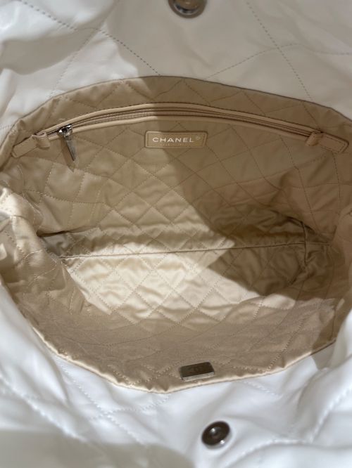 CHANEL（シャネル）CHANEL (シャネル) シャネル22 チェーンショルダーバッグ 2024年クルーズコレクション ホワイトの古着・服飾アイテム