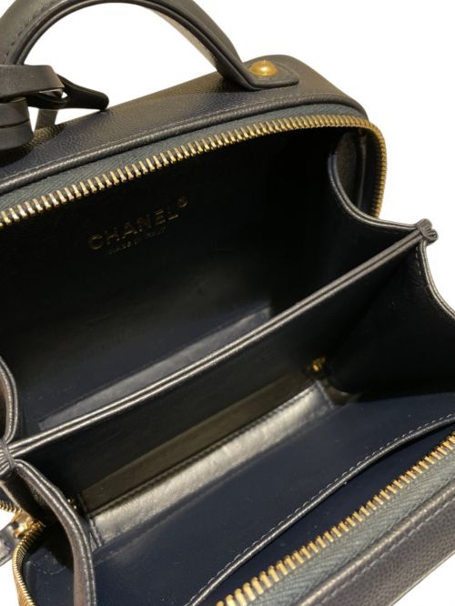 CHANEL（シャネル）CHANEL (シャネル) チェーンショルダーバニティバッグ CCフィリグリー ネイビー×ゴールド金具の古着・服飾アイテム