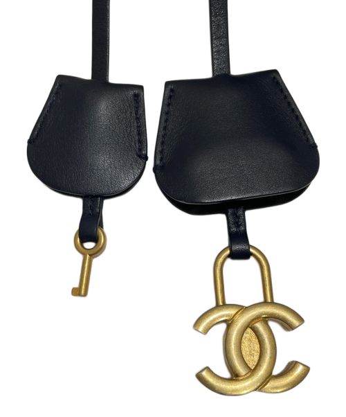 CHANEL（シャネル）CHANEL (シャネル) チェーンショルダーバニティバッグ CCフィリグリー ネイビー×ゴールド金具の古着・服飾アイテム