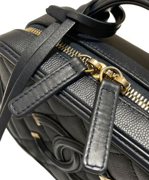 CHANEL（シャネル）CHANEL (シャネル) チェーンショルダーバニティバッグ CCフィリグリー ネイビー×ゴールド金具の古着・服飾アイテム