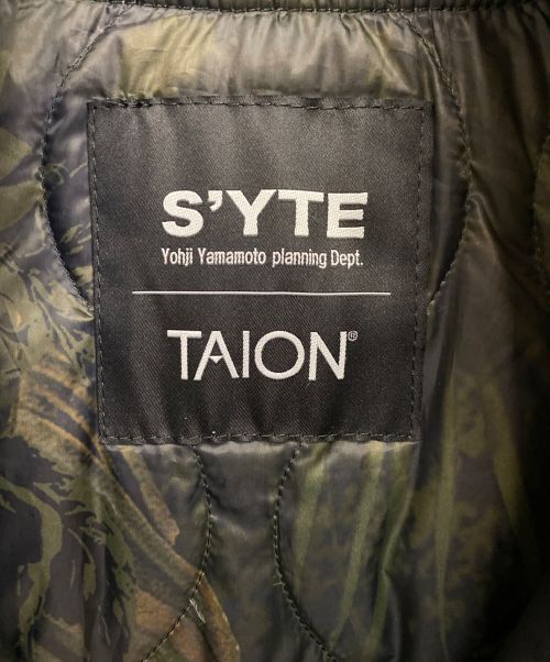 s'yte（サイト）s'yte (サイト) TAION (タイオン) DAHLIA CAMOUFLAGE QUILTED DOWN REVERSIBLE LONG MA-1 ブラック サイズ:2の古着・服飾アイテム