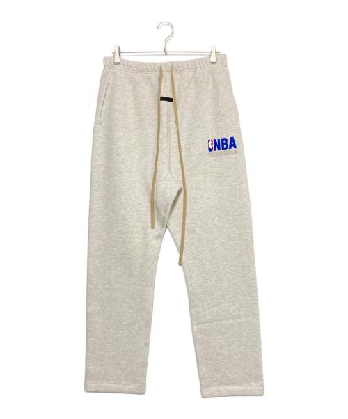 FOG ESSENTIALS（フィアオブゴッド エッセンシャル）FOG ESSENTIALS (フィアオブゴッド エッセンシャル) NBA RELAXED SWEATPANT（NBAスウェットパンツ） グレー サイズ:M 未使用品の古着・服飾アイテム