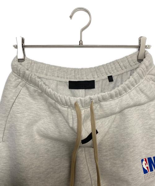 FOG ESSENTIALS（フィアオブゴッド エッセンシャル）FOG ESSENTIALS (フィアオブゴッド エッセンシャル) NBA RELAXED SWEATPANT（NBAスウェットパンツ） グレー サイズ:M 未使用品の古着・服飾アイテム
