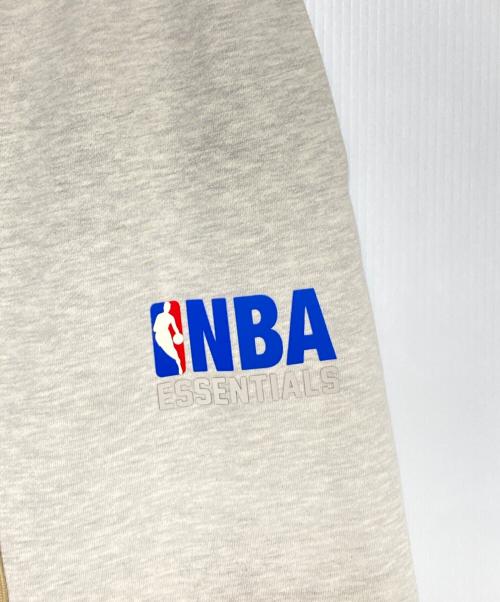 FOG ESSENTIALS（フィアオブゴッド エッセンシャル）FOG ESSENTIALS (フィアオブゴッド エッセンシャル) NBA RELAXED SWEATPANT（NBAスウェットパンツ） グレー サイズ:M 未使用品の古着・服飾アイテム