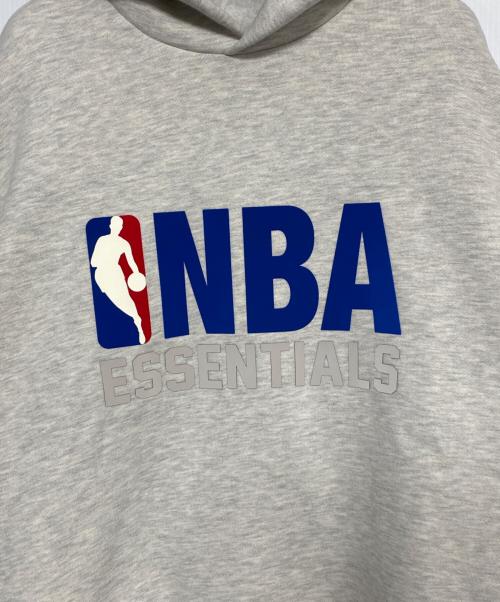 FOG ESSENTIALS（フィアオブゴッド エッセンシャル）FOG ESSENTIALS (フィアオブゴッド エッセンシャル) NBA プルオーバー フーディ グレー サイズ:M 未使用品の古着・服飾アイテム