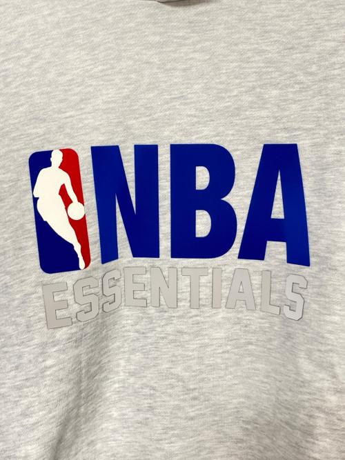 FOG ESSENTIALS（フィアオブゴッド エッセンシャル）FOG ESSENTIALS (フィアオブゴッド エッセンシャル) NBA プルオーバー フーディ グレー サイズ:M 未使用品の古着・服飾アイテム
