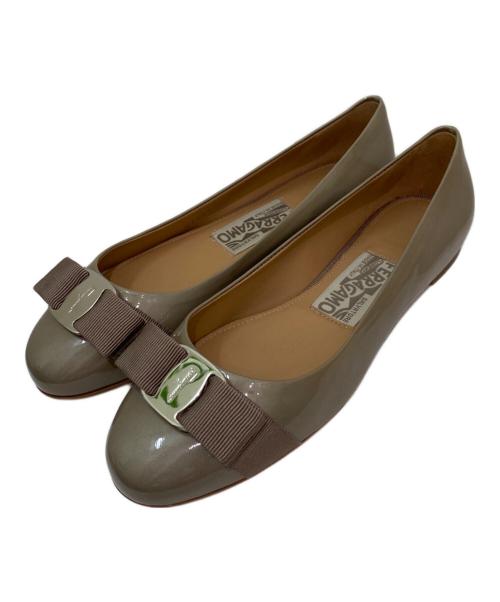 Salvatore Ferragamo（サルヴァトーレ フェラガモ）Salvatore Ferragamo (サルヴァトーレ フェラガモ) ヴァラリボンパンプス オリーブ サイズ:5 1/2の古着・服飾アイテム