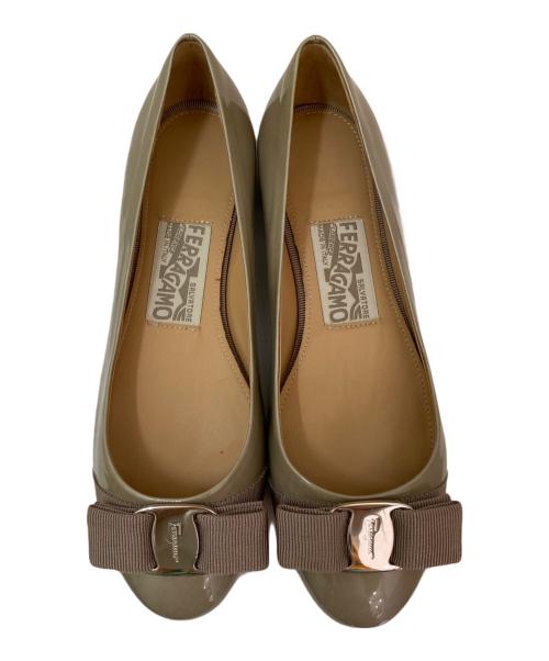 Salvatore Ferragamo（サルヴァトーレ フェラガモ）Salvatore Ferragamo (サルヴァトーレ フェラガモ) ヴァラリボンパンプス オリーブ サイズ:5 1/2の古着・服飾アイテム