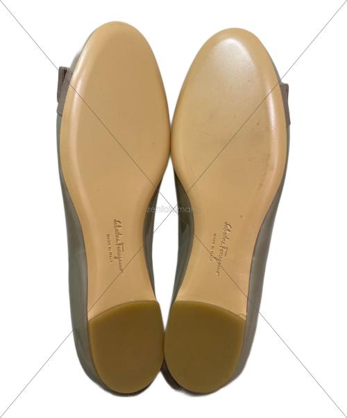 Salvatore Ferragamo（サルヴァトーレ フェラガモ）Salvatore Ferragamo (サルヴァトーレ フェラガモ) ヴァラリボンパンプス オリーブ サイズ:5 1/2の古着・服飾アイテム