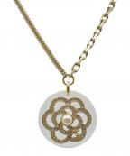 CHANELシャネル）の古着「クリアレジン18B カメリア ペンダントネックレス」｜ゴールド