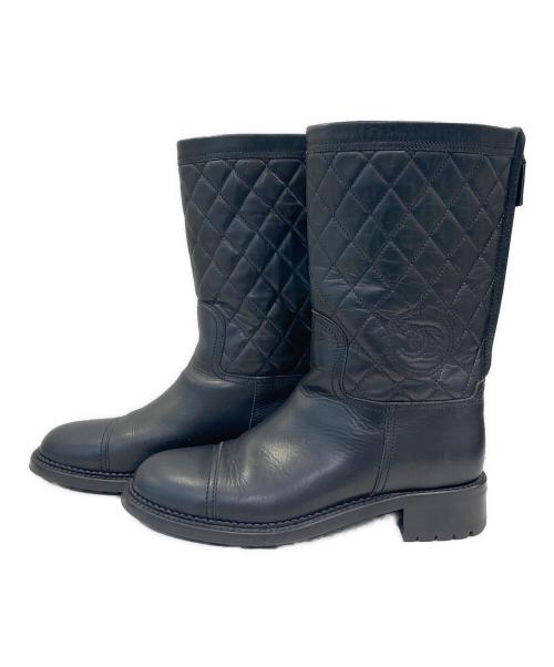 CHANEL（シャネル）CHANEL (シャネル) ココマーク マトラッセ バックジップ レザーブーツ ブラック サイズ:38 1/2の古着・服飾アイテム