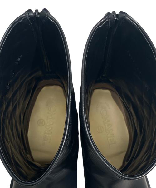 CHANEL（シャネル）CHANEL (シャネル) ココマーク マトラッセ バックジップ レザーブーツ ブラック サイズ:38 1/2の古着・服飾アイテム