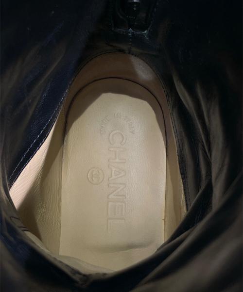 CHANEL（シャネル）CHANEL (シャネル) ココマーク マトラッセ バックジップ レザーブーツ ブラック サイズ:38 1/2の古着・服飾アイテム