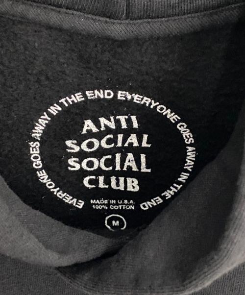 anti social social CLUB（アンチソーシャルソーシャルクラブ）ANTI SOCIAL SOCIAL CLUB (アンチソーシャルソーシャルクラブ) FRAGMENT DESIGN (フラグメントデザイン) バッグロゴプリントパーカー ブラック サイズ:Mの古着・服飾アイテム