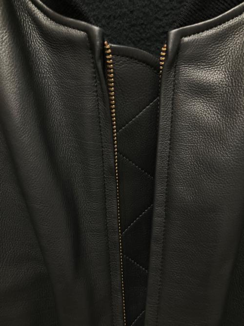 COMOLI（コモリ）COMOLI (コモリ) カーフスキンジップブルゾンレザージャケット ブラック サイズ:2の古着・服飾アイテム