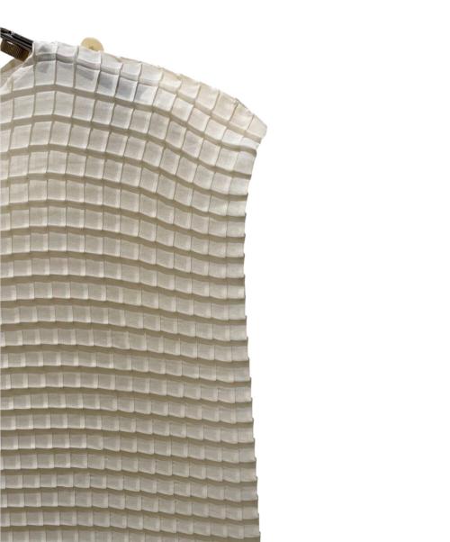 ISSEY MIYAKE（イッセイミヤケ）ISSEY MIYAKE (イッセイミヤケ) ワッフル ノースリーブ ブラウス アイボリー サイズ:2の古着・服飾アイテム