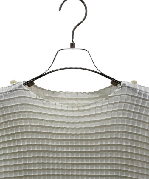ISSEY MIYAKE（イッセイミヤケ）ISSEY MIYAKE (イッセイミヤケ) ワッフル ノースリーブ ブラウス アイボリー サイズ:2の古着・服飾アイテム