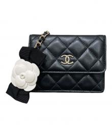 CHANEL（シャネル）の古着「マトラッセ ココマーク カメリア ミニ チェーン ショルダーウォレット」｜ブラック