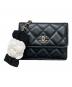 CHANEL（シャネル）の古着「マトラッセ ココマーク カメリア ミニ チェーン ショルダーウォレット」｜ブラック