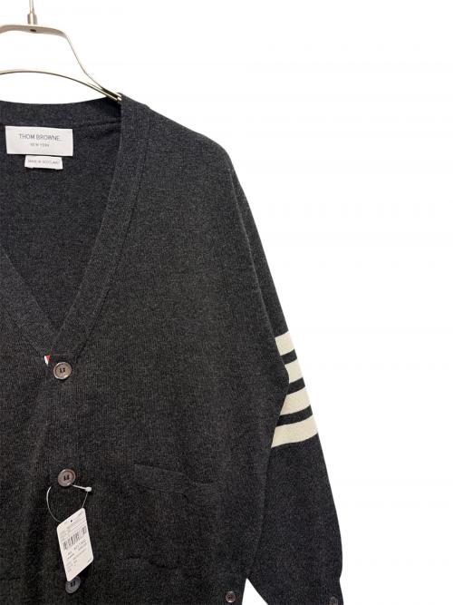 Thom Browne（トムブラウン）Thom Browne (トムブラウン) クラシック カシミヤ 4-BAR Vネック カーディガン ダークグレー サイズ:4 未使用品の古着・服飾アイテム