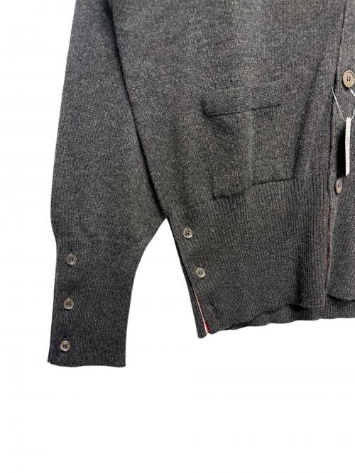 Thom Browne（トムブラウン）Thom Browne (トムブラウン) クラシック カシミヤ 4-BAR Vネック カーディガン ダークグレー サイズ:4 未使用品の古着・服飾アイテム