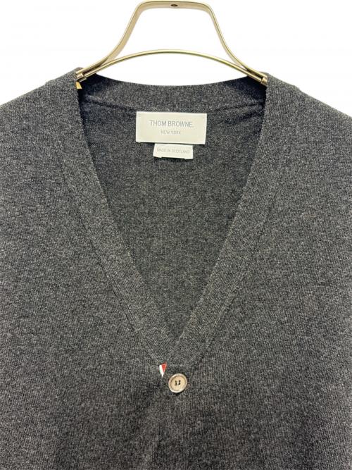 Thom Browne（トムブラウン）Thom Browne (トムブラウン) クラシック カシミヤ 4-BAR Vネック カーディガン ダークグレー サイズ:4 未使用品の古着・服飾アイテム