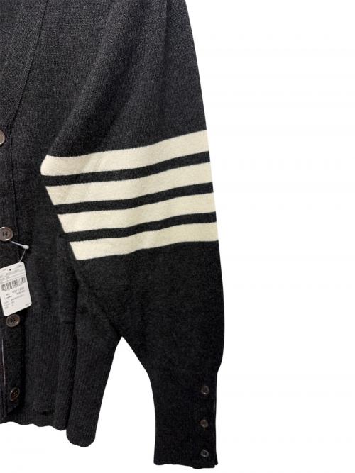 Thom Browne（トムブラウン）Thom Browne (トムブラウン) クラシック カシミヤ 4-BAR Vネック カーディガン ダークグレー サイズ:4 未使用品の古着・服飾アイテム