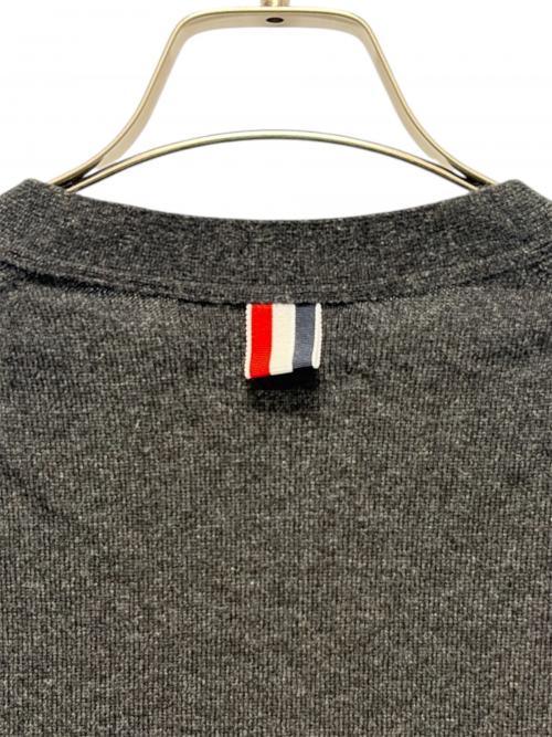 Thom Browne（トムブラウン）Thom Browne (トムブラウン) クラシック カシミヤ 4-BAR Vネック カーディガン ダークグレー サイズ:4 未使用品の古着・服飾アイテム
